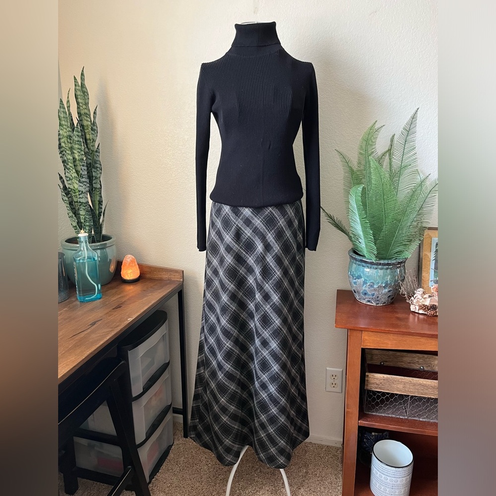 EUC long, fully-lined Eddie Bauer skirt - Picture 3 of 9